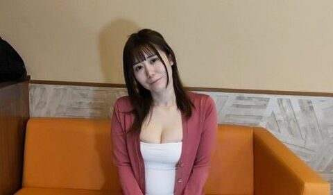 FC2-PPV-4962065 สาวออฟฟิศผมดำนมใหญ่คัพจีที่ชูสองนิ้วกลางเลีย